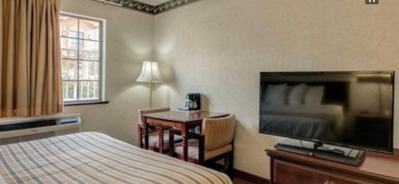 Econo Lodge Inn & Suites Эль-Пасо Экстерьер фото