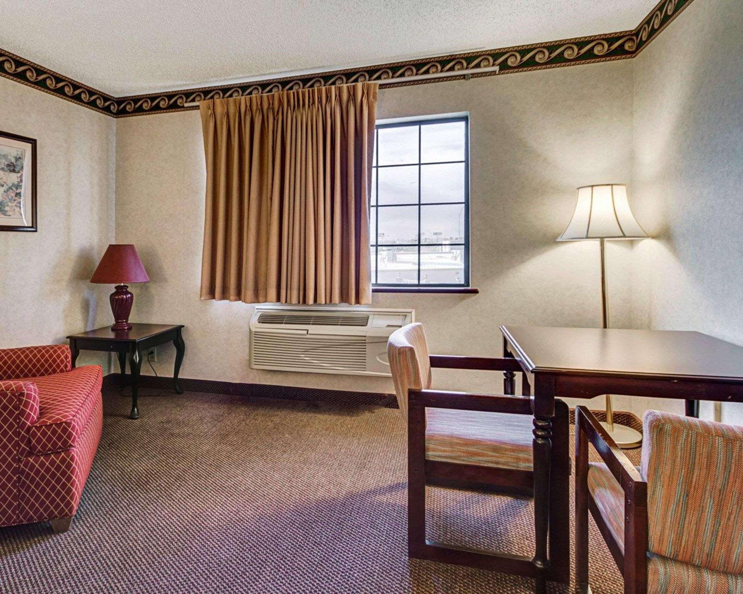 Econo Lodge Inn & Suites Эль-Пасо Экстерьер фото