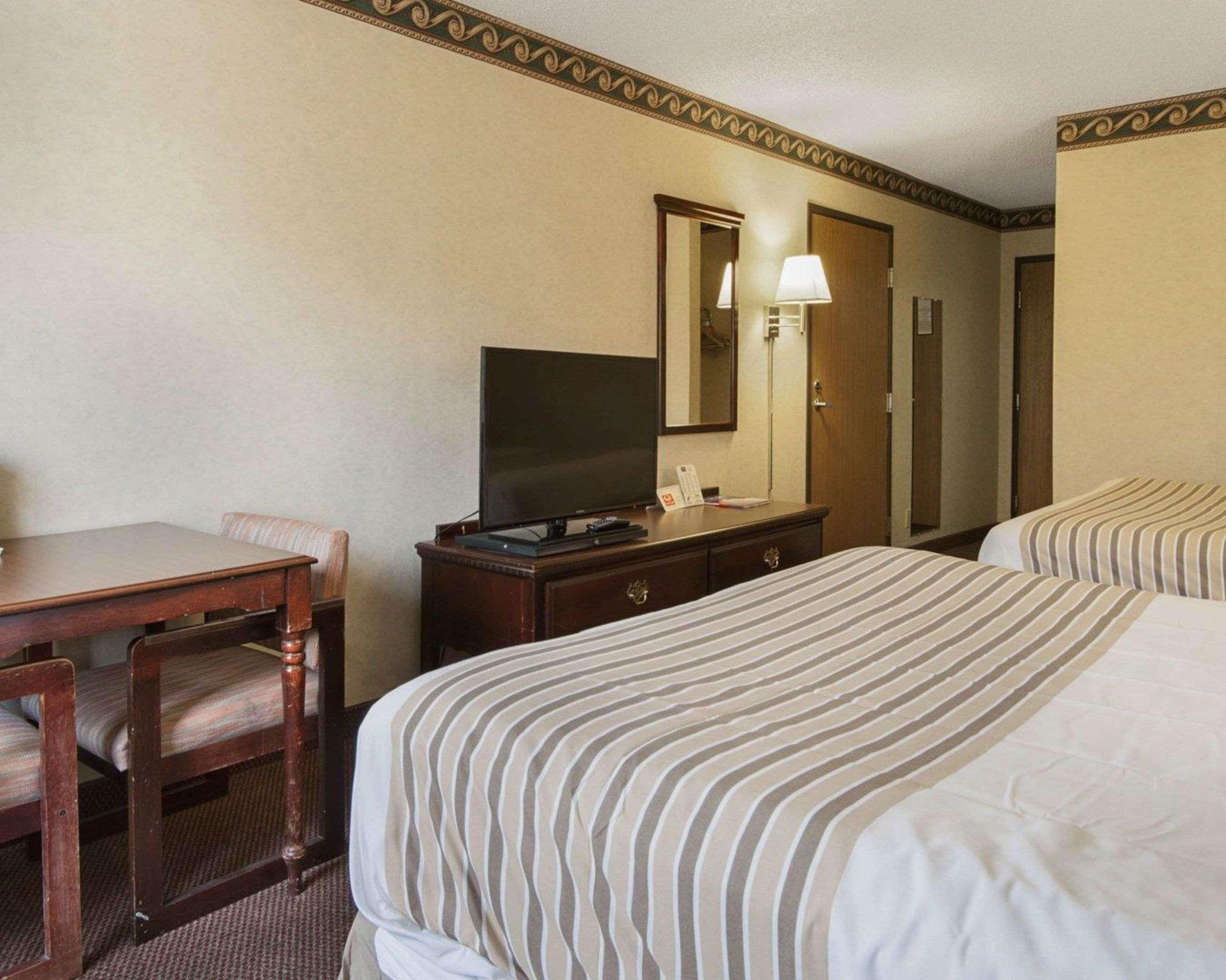 Econo Lodge Inn & Suites Эль-Пасо Экстерьер фото