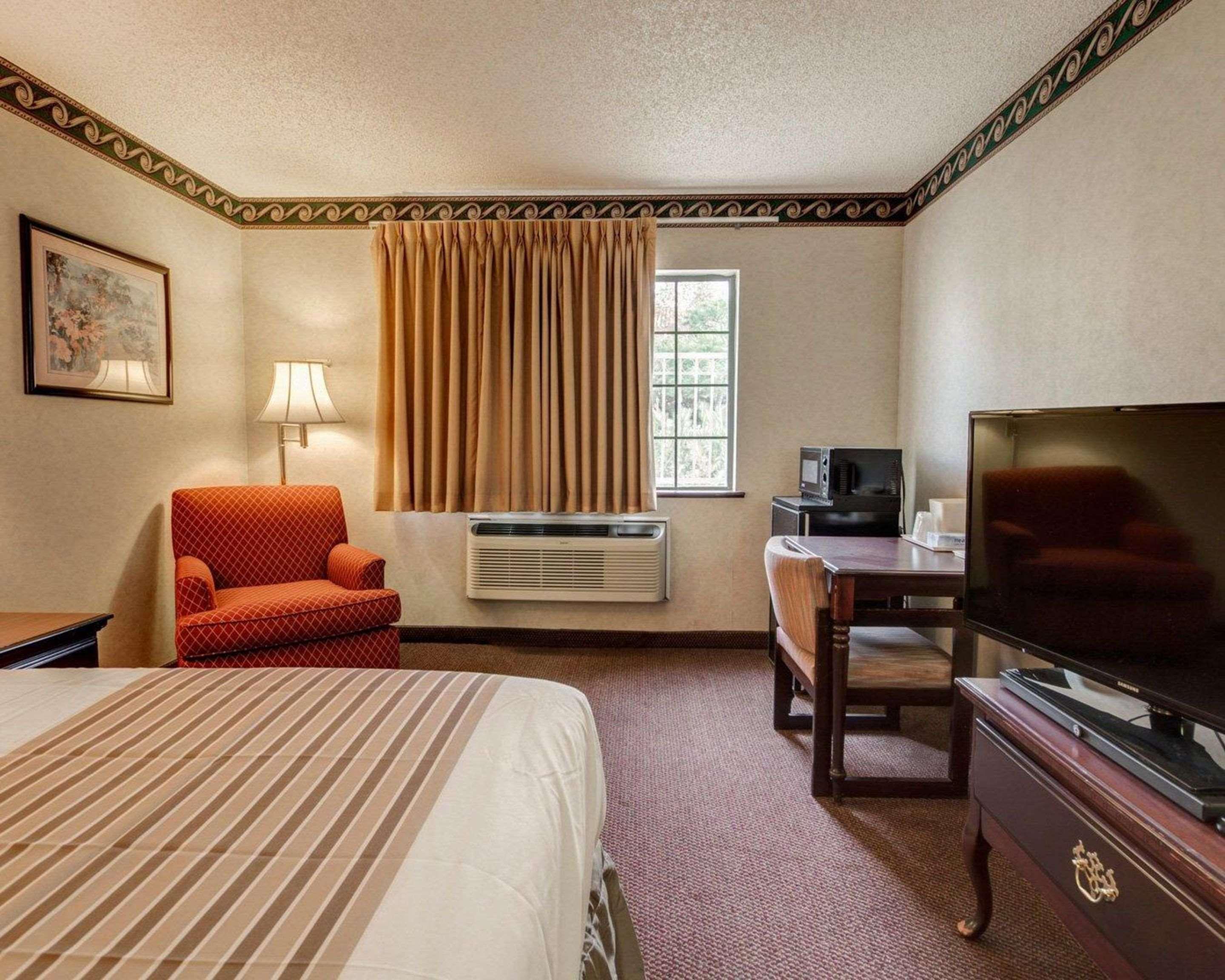 Econo Lodge Inn & Suites Эль-Пасо Экстерьер фото