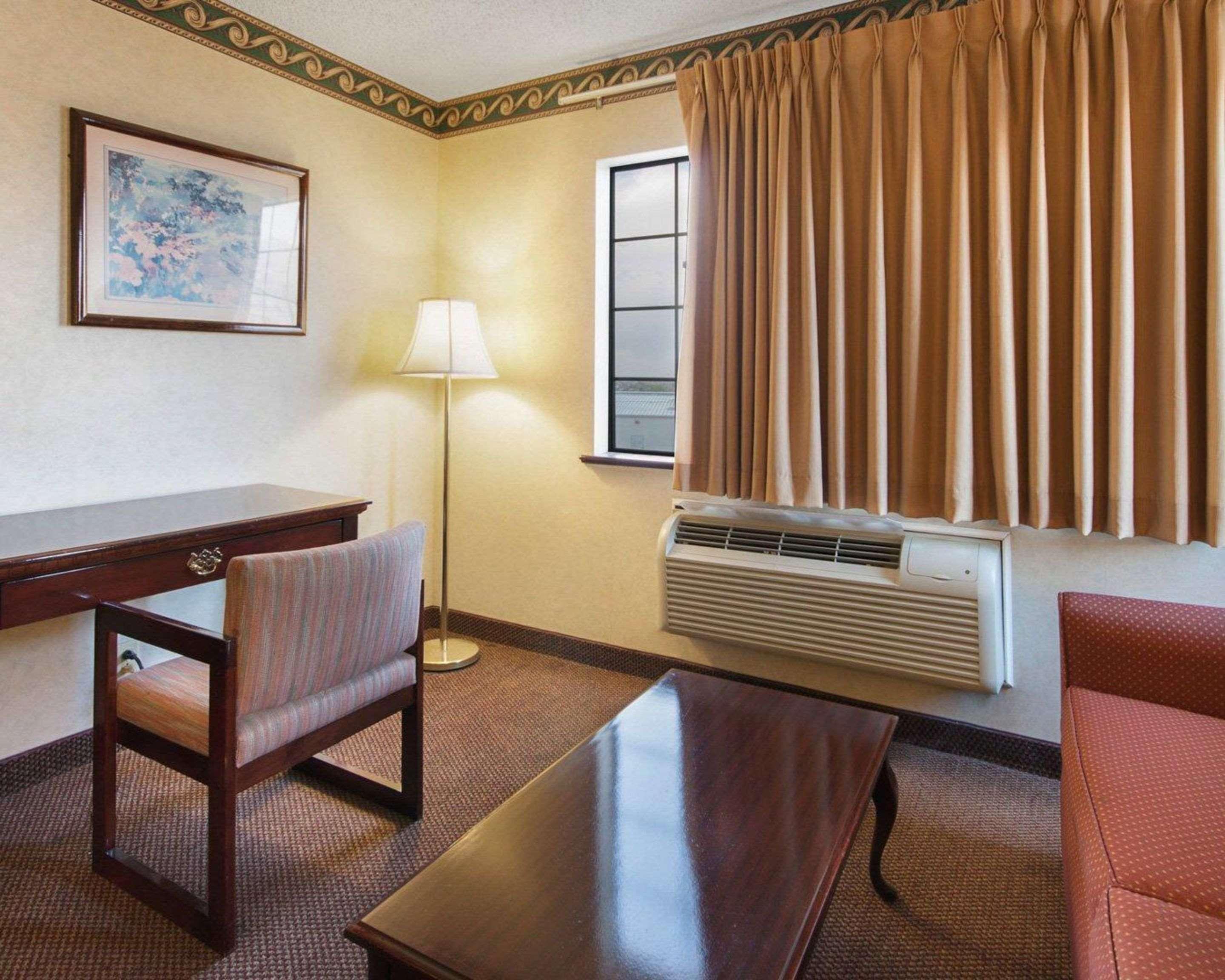 Econo Lodge Inn & Suites Эль-Пасо Экстерьер фото