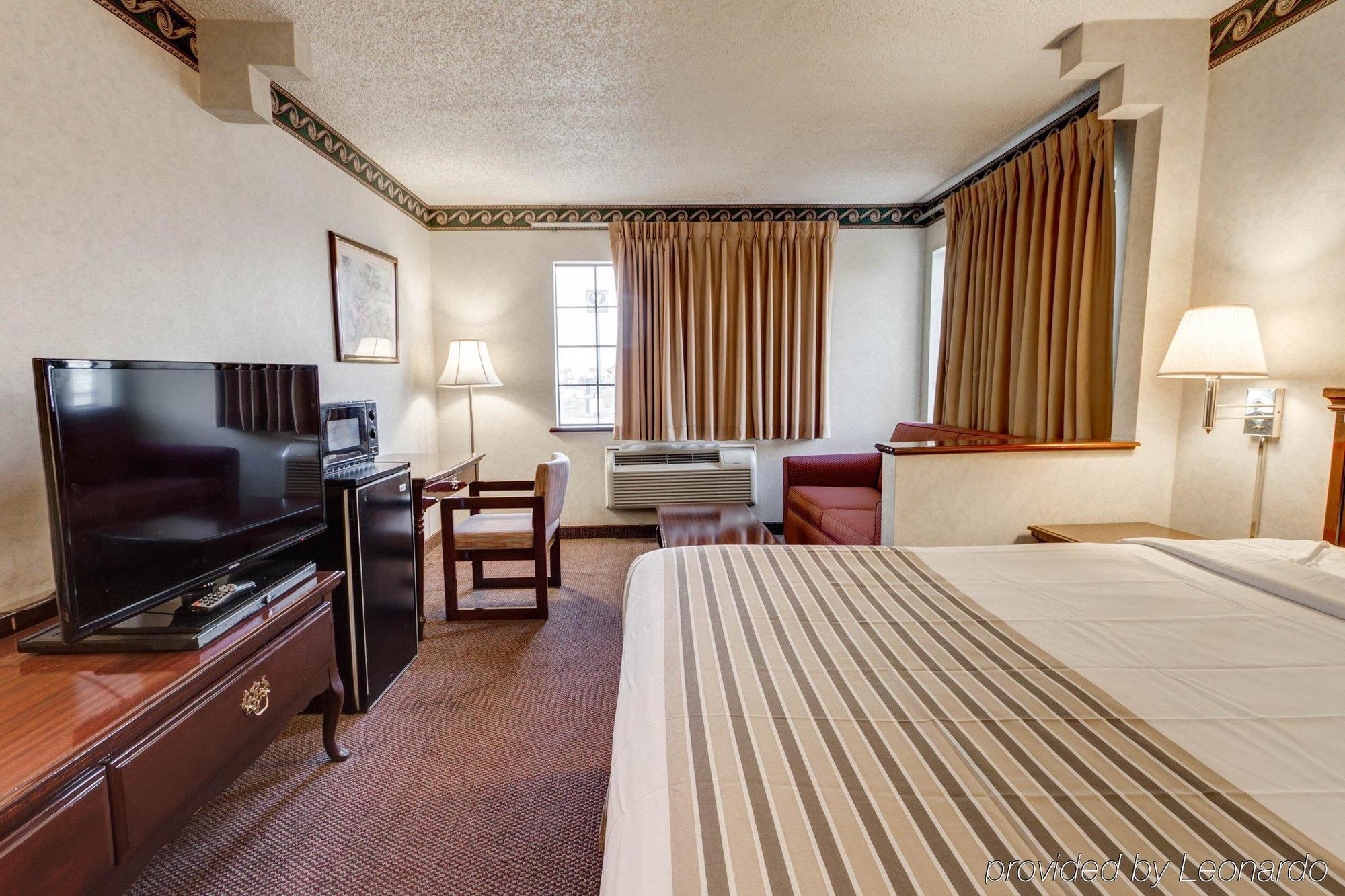 Econo Lodge Inn & Suites Эль-Пасо Экстерьер фото