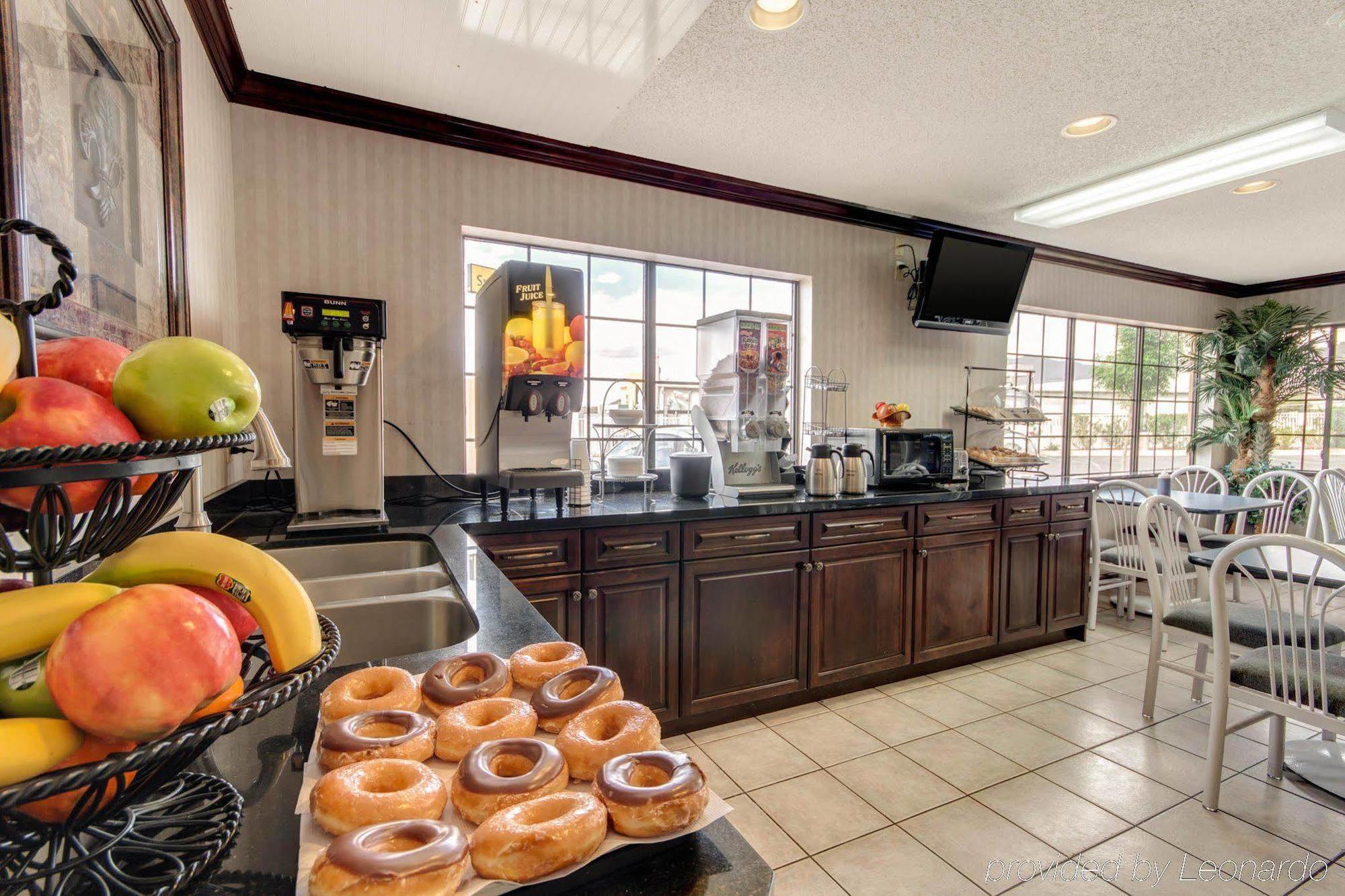 Econo Lodge Inn & Suites Эль-Пасо Экстерьер фото